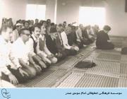 تصویر امام موسی صدر در حال نماز جماعت