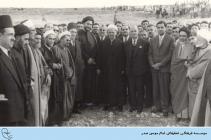 تصویر امام موسی صدر در جمع مردم