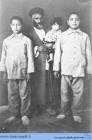 تصویر امام موسی صدر در نوجوانی در کنار خانواده